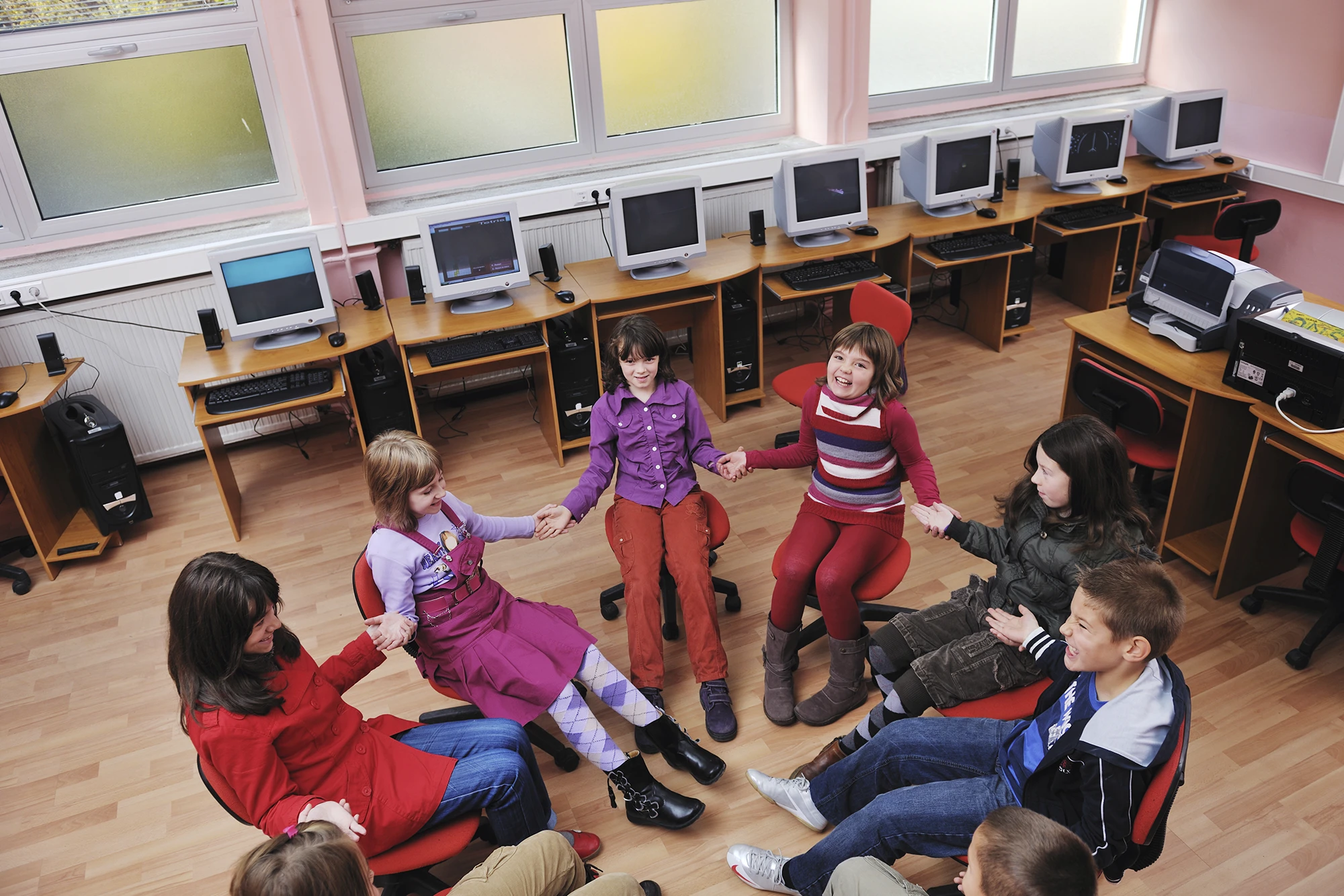 Crianças aprendendo as dinâmicas para fazer em sala de aula.