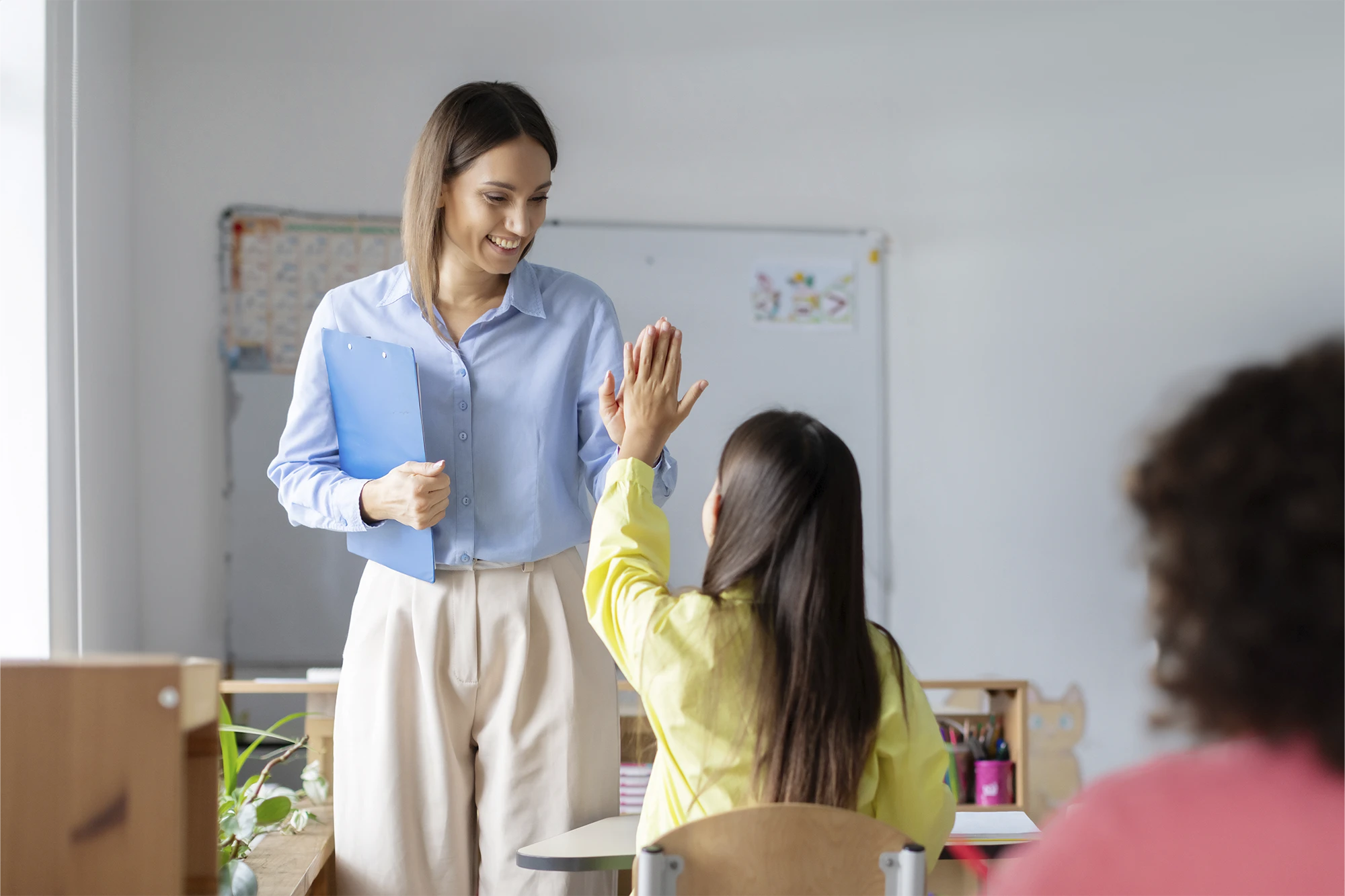 Educadora exercendo o papel de professor mediador.