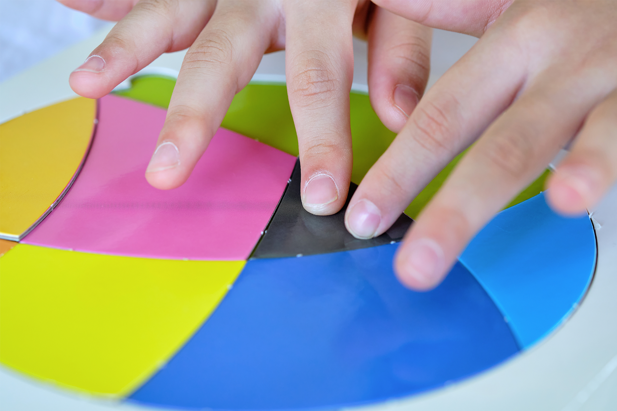 Criança aprendendo os Traços, sons, ceres e formas.