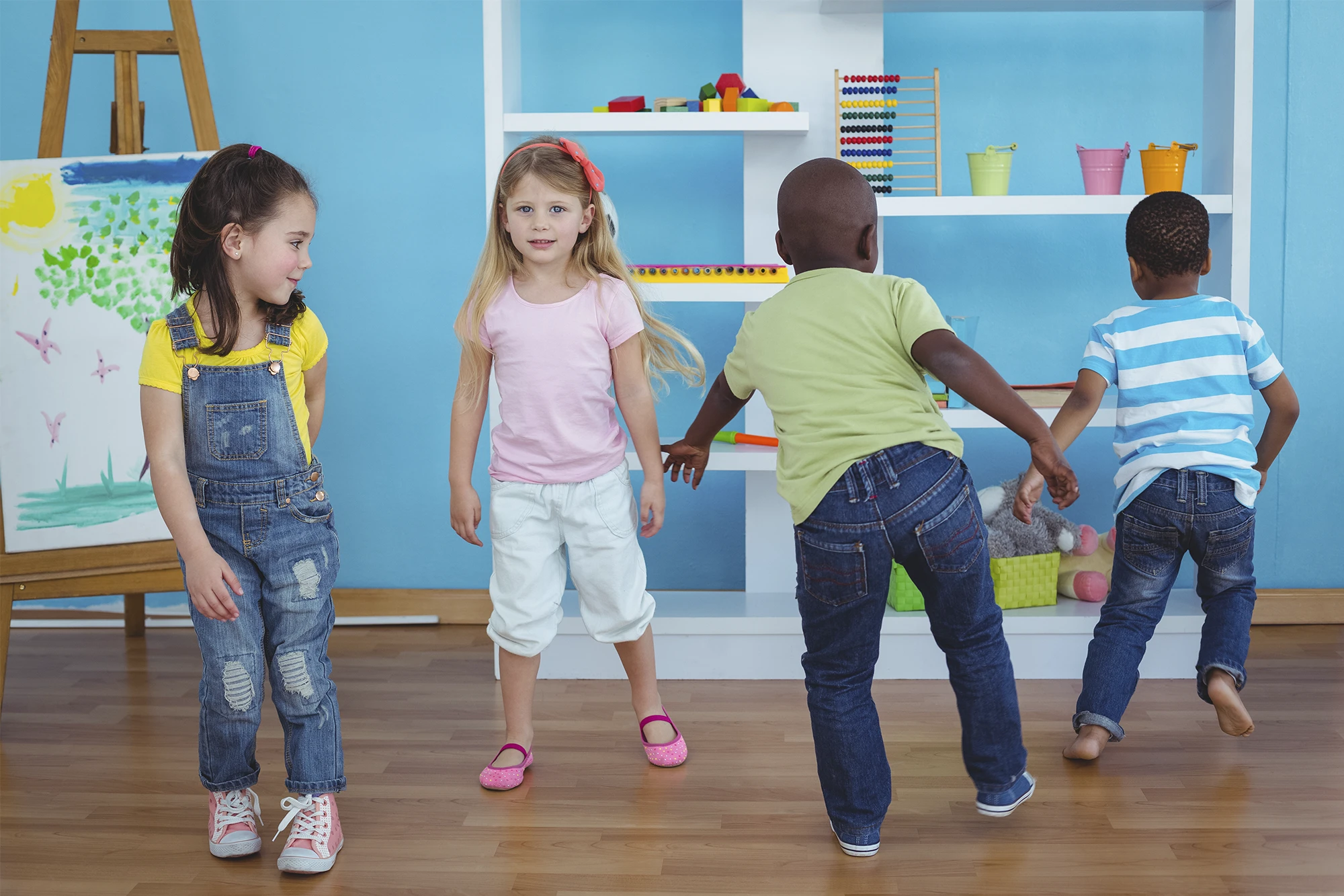 Crianças praticando brincadeiras coletivas.