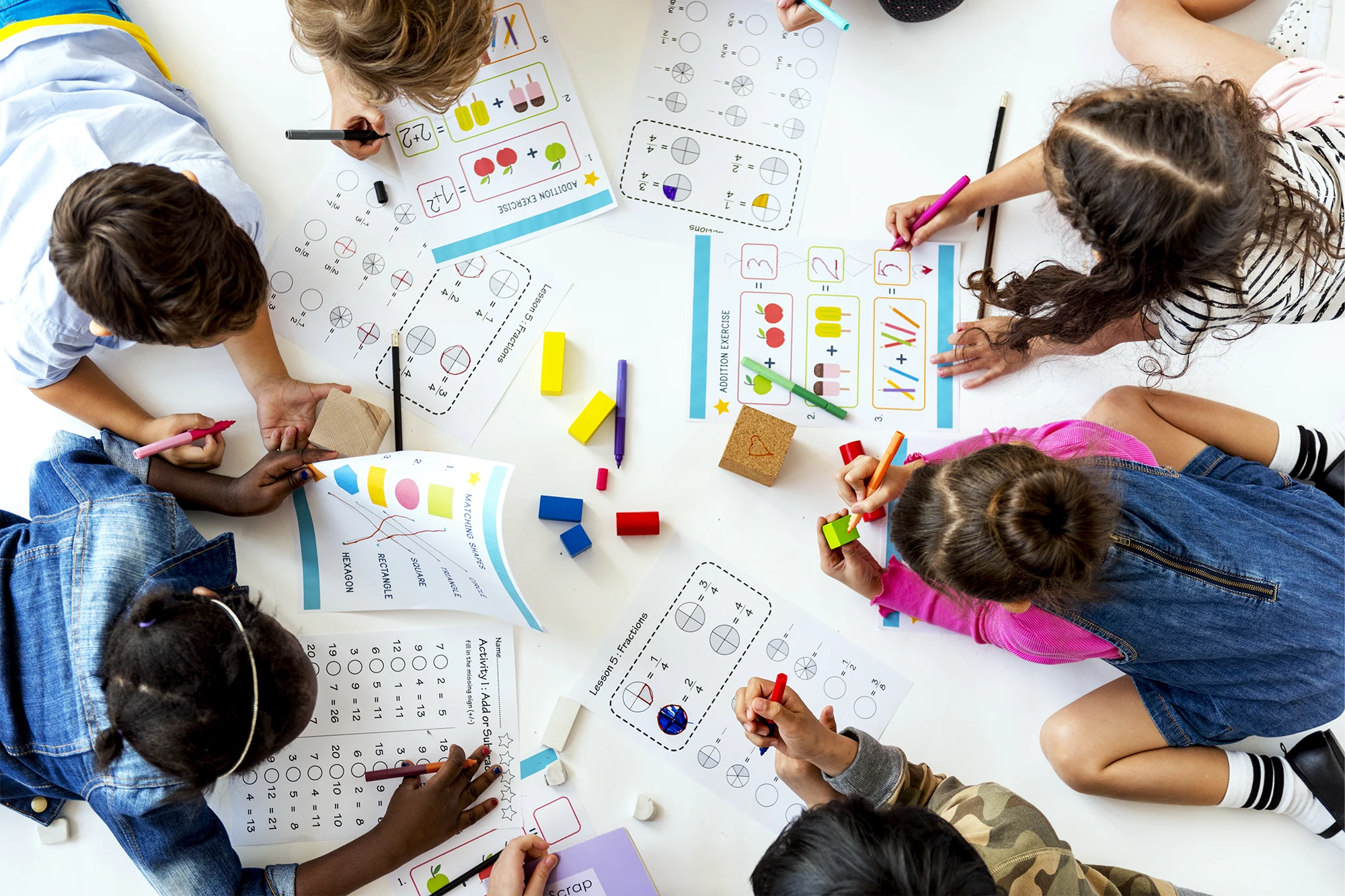 Crianças aprendendo com um projeto interdisciplinar.