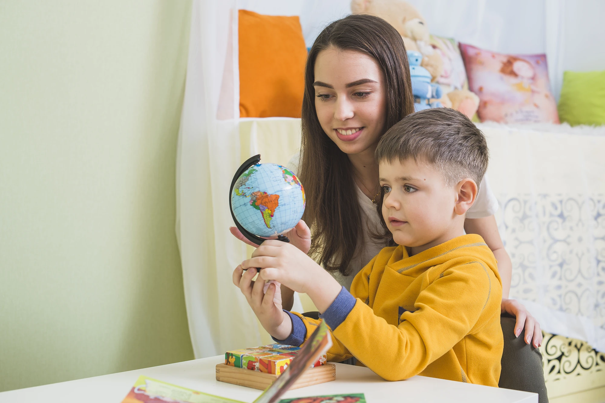 Criança aprendendo os desafios na educação infantil.