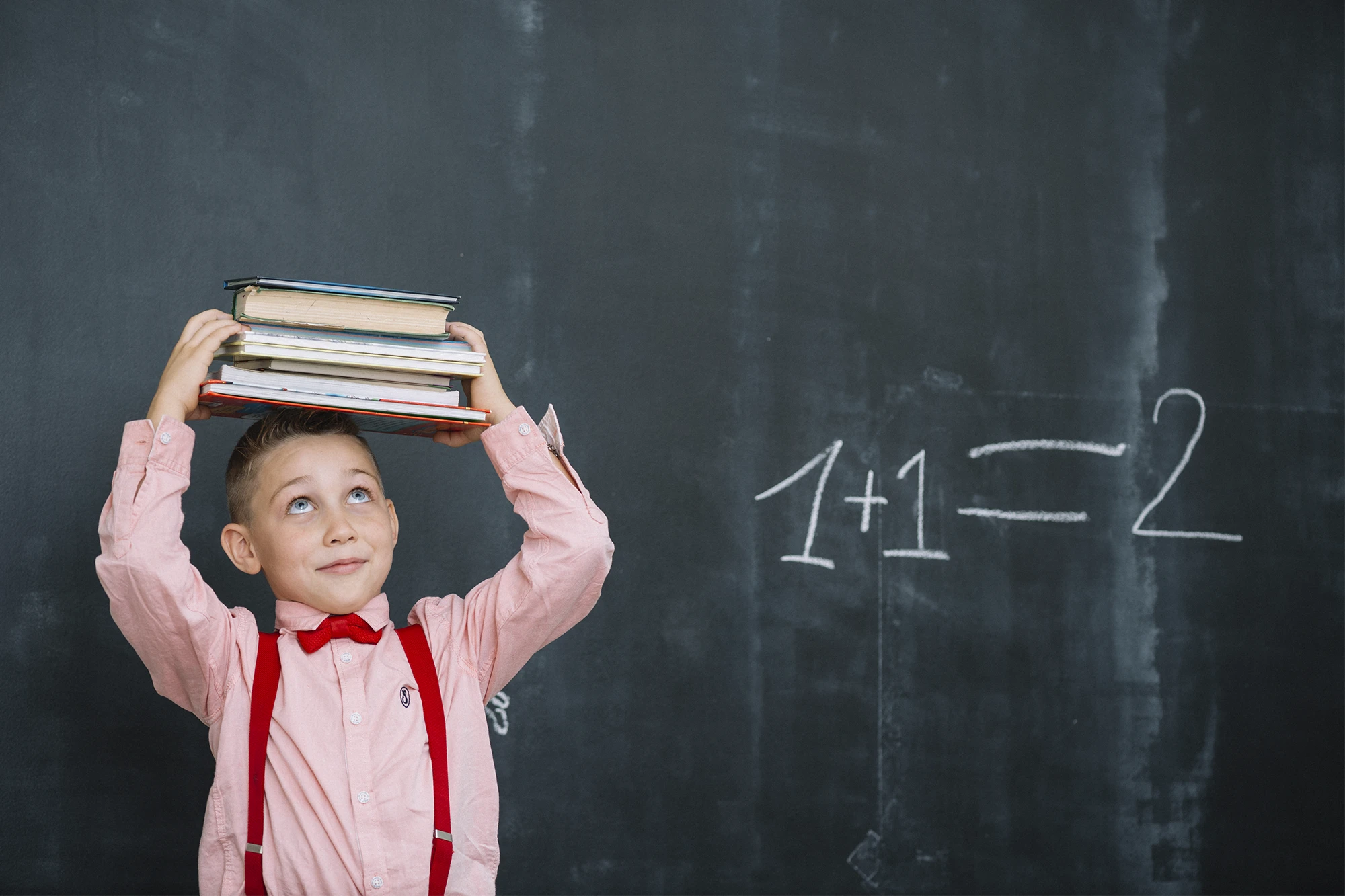 Criança aprendendo o letramento matemático.