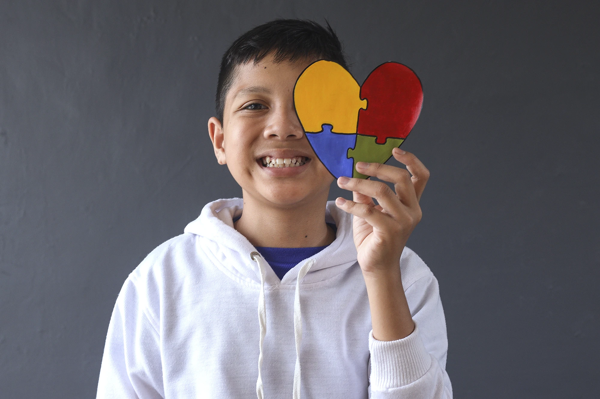 Criança aprendendo com a matemática inclusiva.