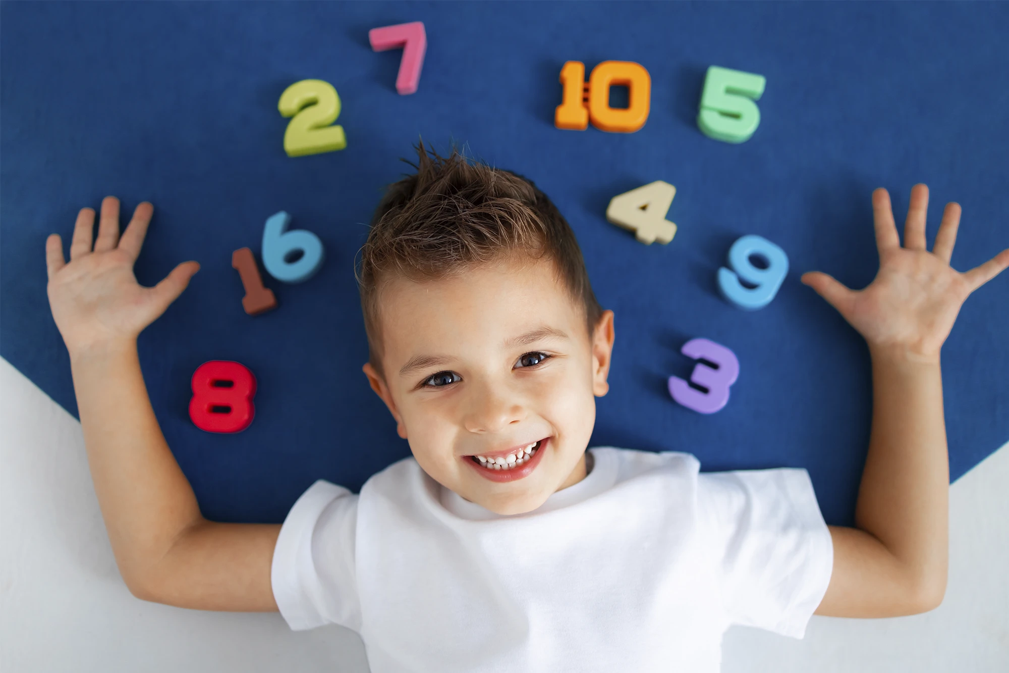 Criança aprendendo com a matemática lúdica.