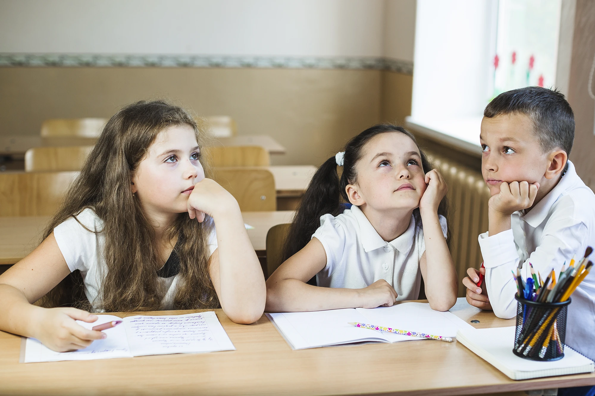 Crianças praticando a autonomia infantil.