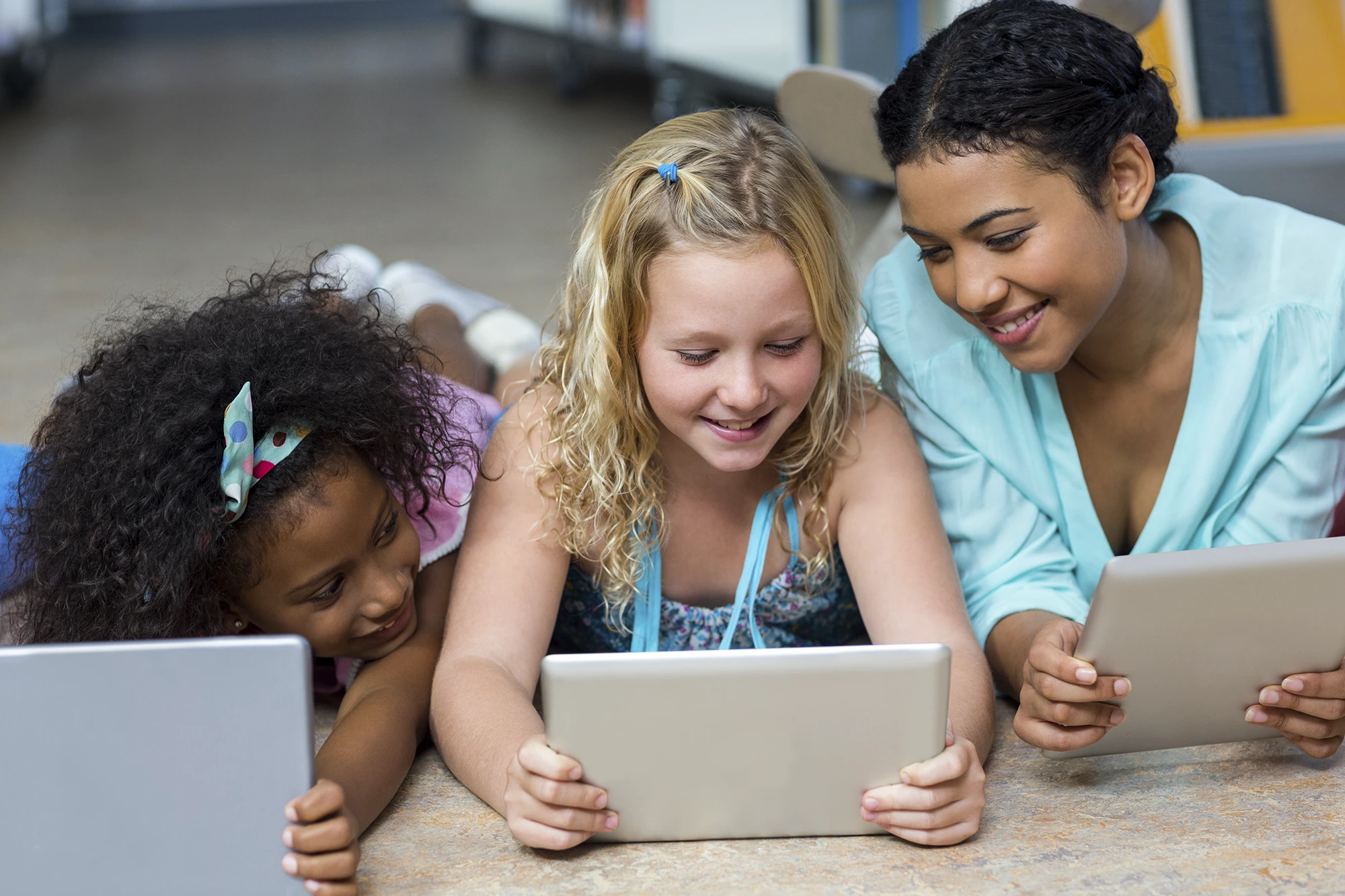 Crianças usando celular na escola.
