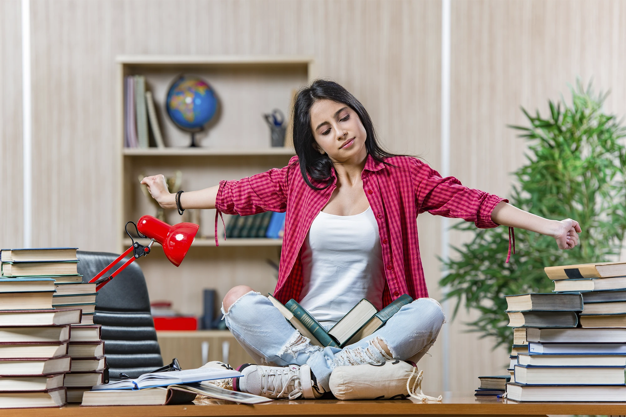 Mulher procurando ideias para as férias.