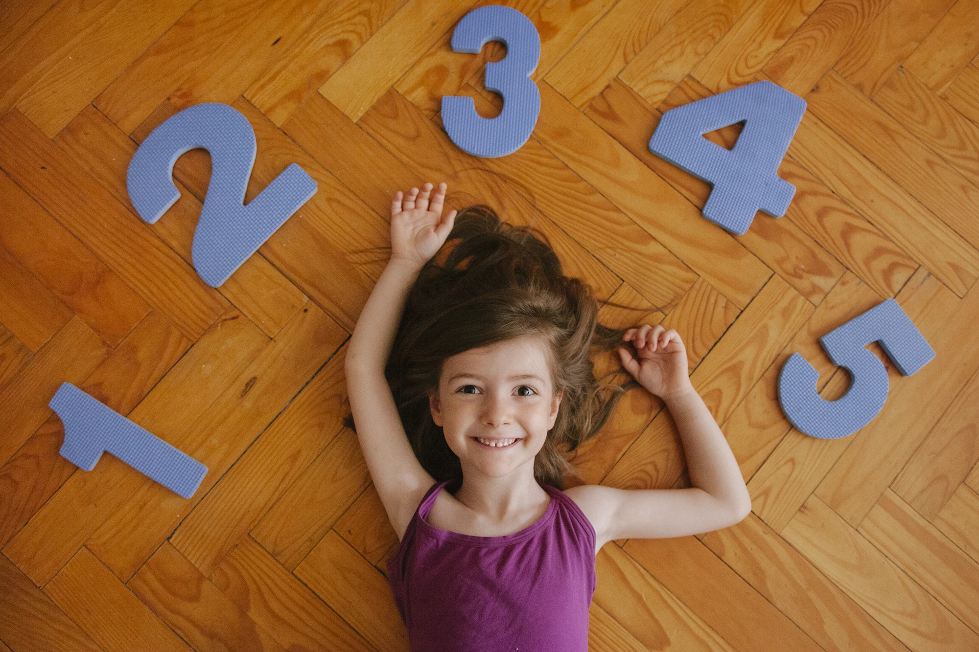 Criança aprendendo matemática nas férias.