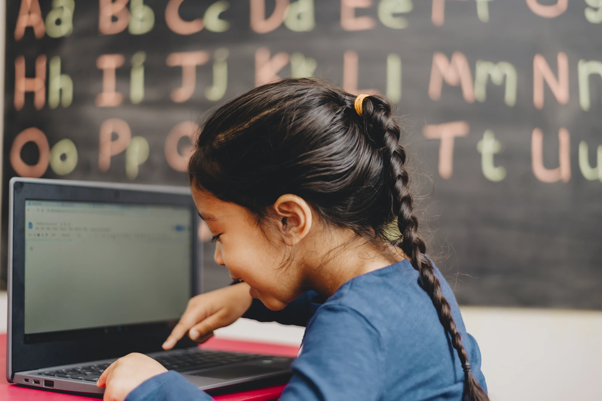 Criança aprendendo com a alfabetização digital.