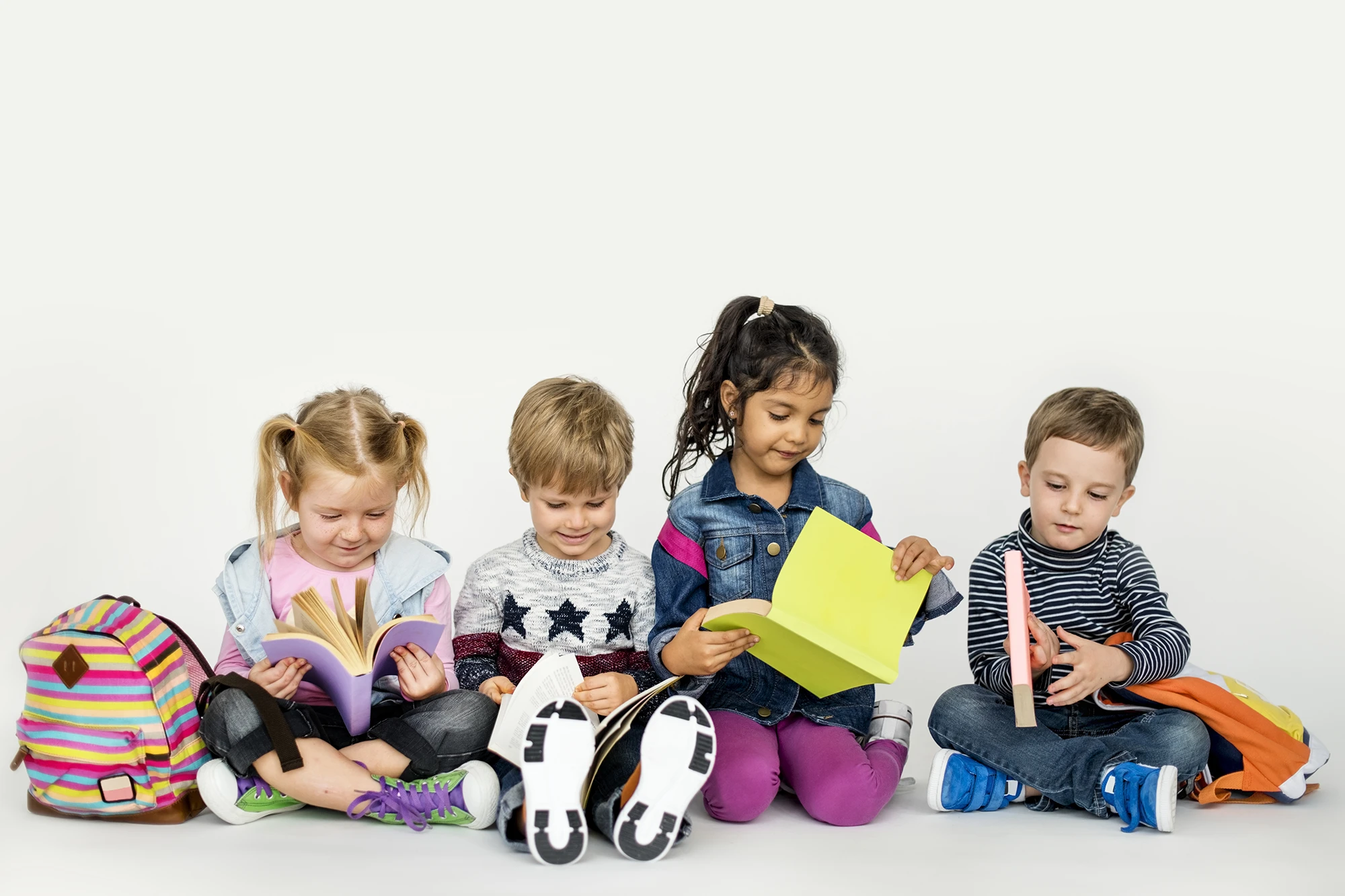 Crianças explorando o dia do livro.