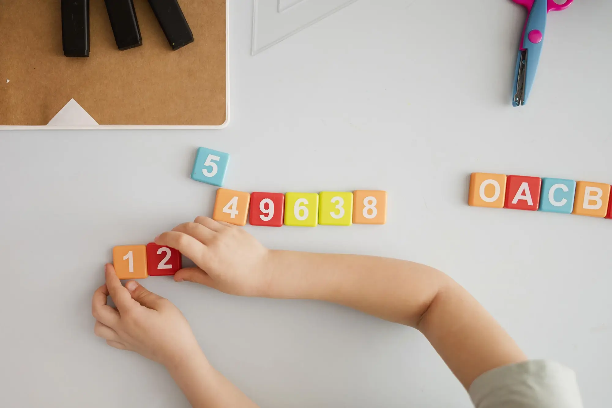 Criança aprendendo o português na matemática.